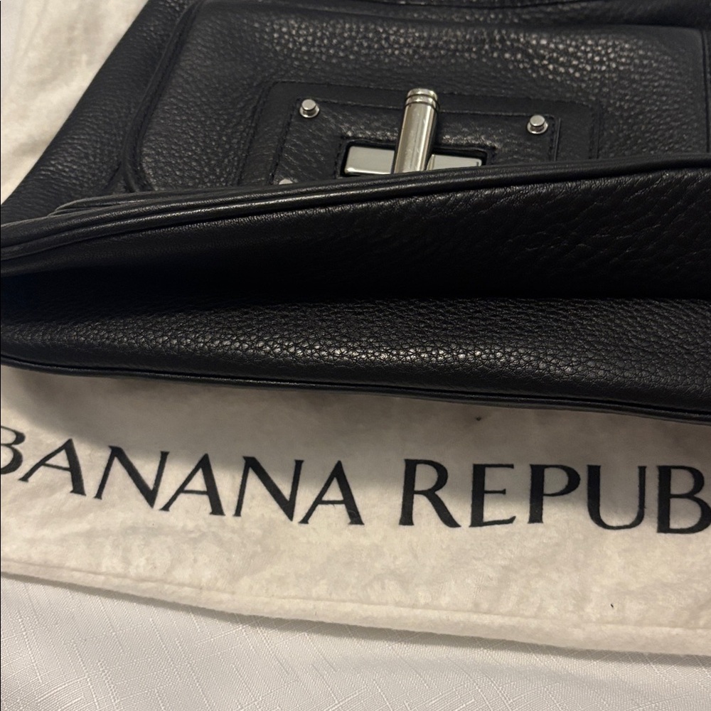 Banana Republic black pebbled leather shoulder bag w/turn-lock magnetic closure - Picture 11 of 11